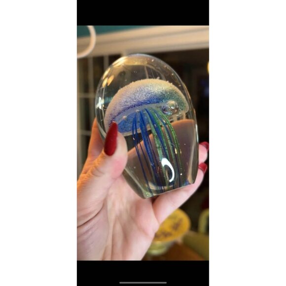 Hand-Blown Glass Jellyfish Paperweight – Blue & Green Ocean Art Decor – 4.5” Tal - Picture 3 of 8